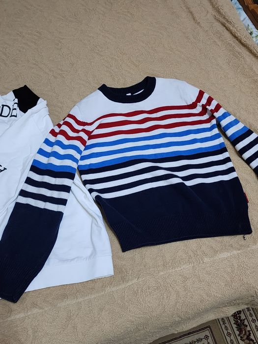 Продаются 2 свитера  на мальчика 10-13лет