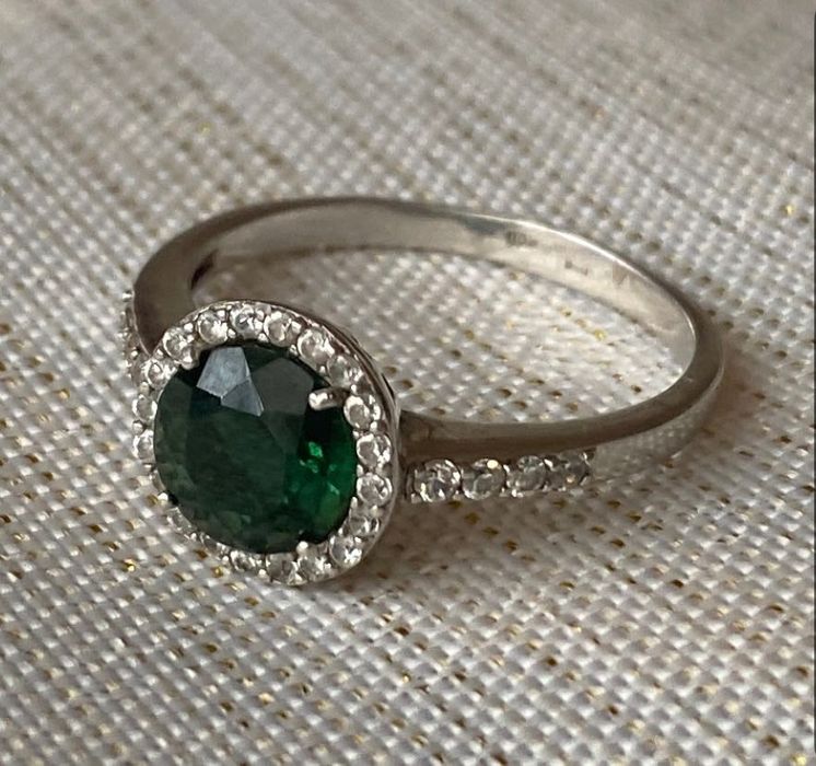 Inel argint 925 cu piatră verde și zirconii (stil halo) – elegant