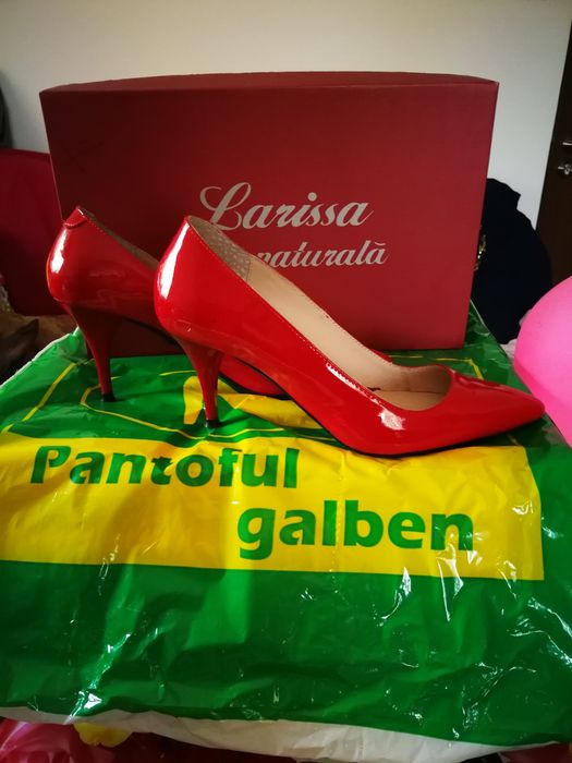 Vând pantofi eleganți din piele naturala