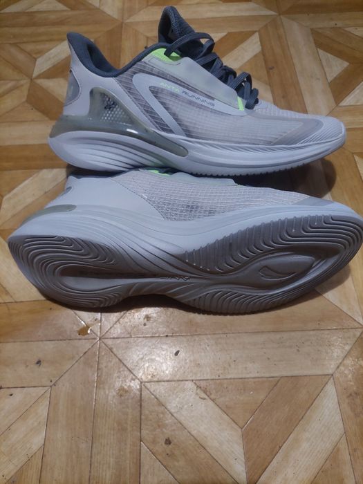 Кроссовки спортивные