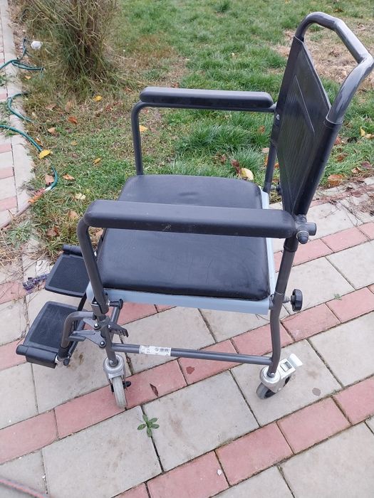 Vand scaun cu rotile