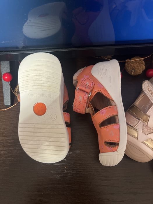 Vând 2 perechi de sandale bioemcanics