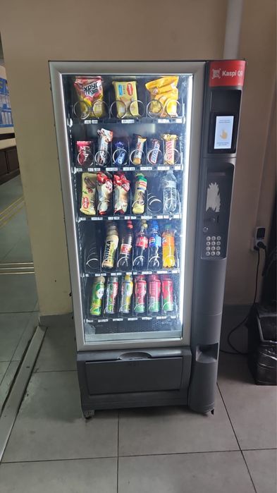 Вендинговый аппарат для напитков и снэков