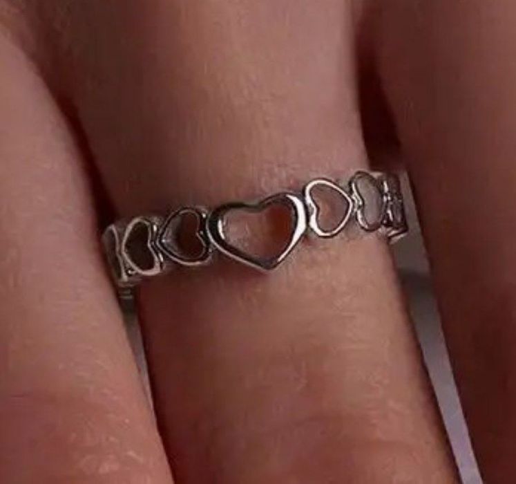 Серебряное кольцо сердечки