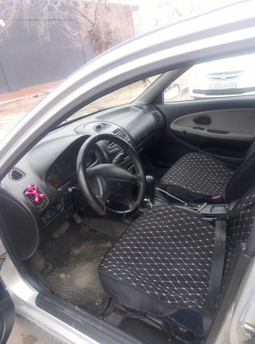 Машина Mitsubishi Carisma