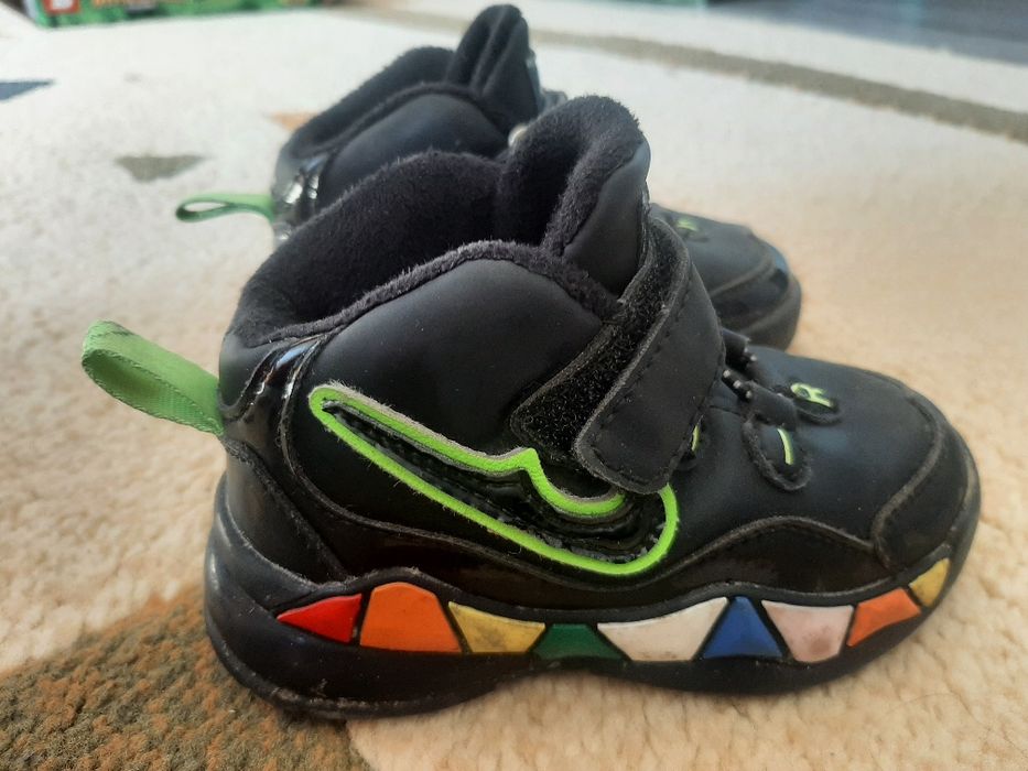 Продам детскую обувь на мальчика весна