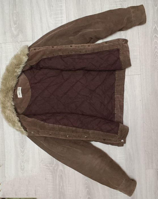 Geacă velur . Guler detașabil 
Geacă din material de velur - culoare m