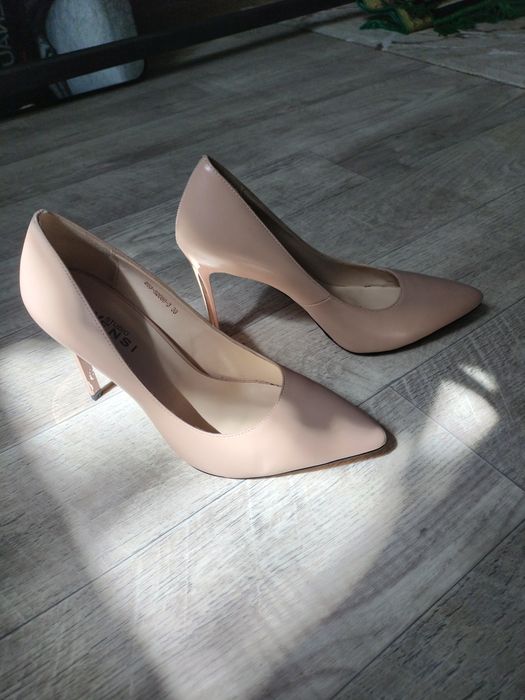 Продам Бежевые туфли