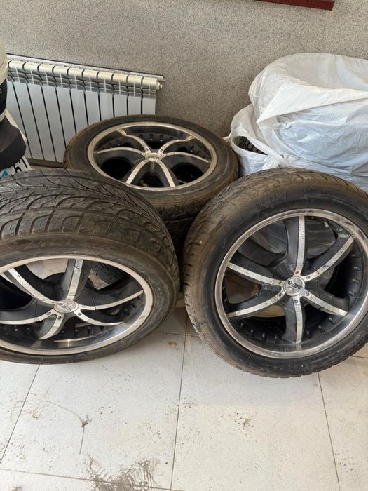 Продам резину с дисками R22