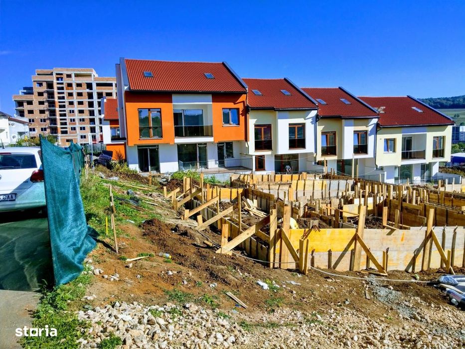 Apartamente in Case insiruite de 5 camere cu gradina si loc de parcare