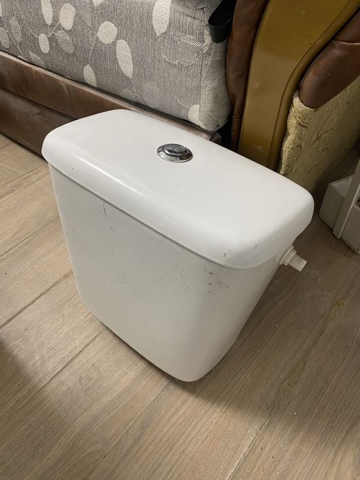 Toaletă cu rezervor