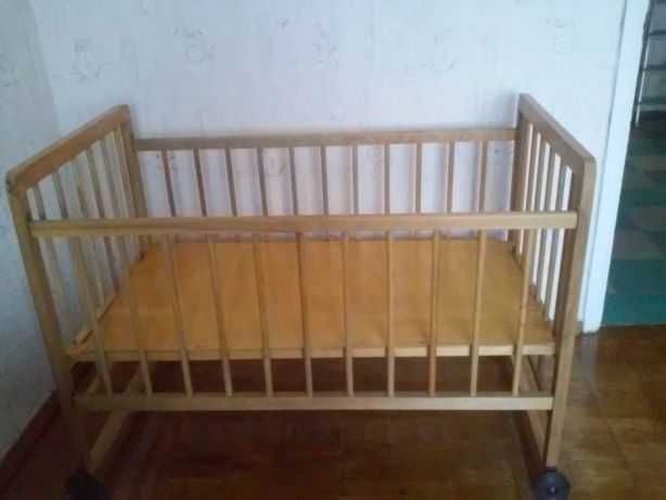 Деревянная детская кровать