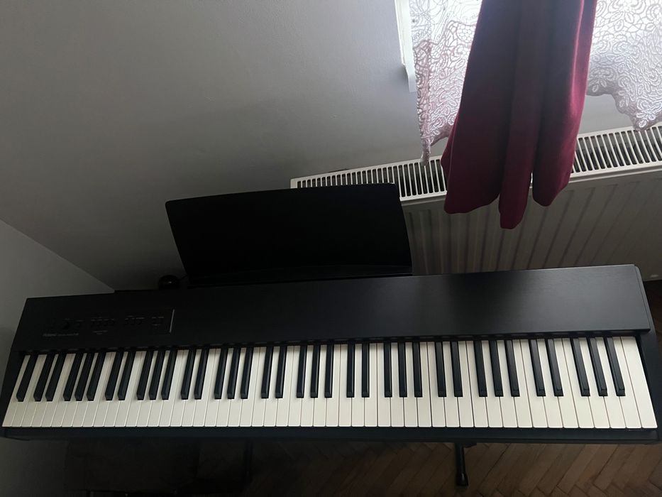 Vând pian Roland F20