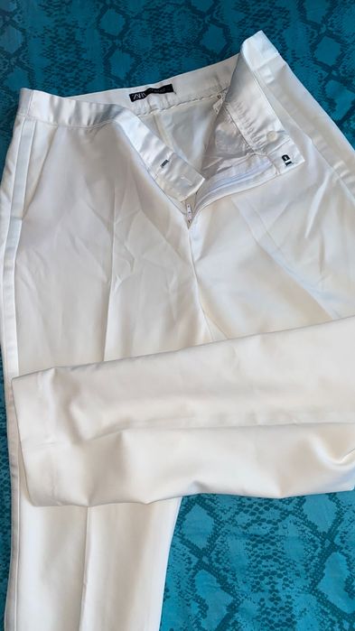 Pantaloni Zara de costum combinati cu satin