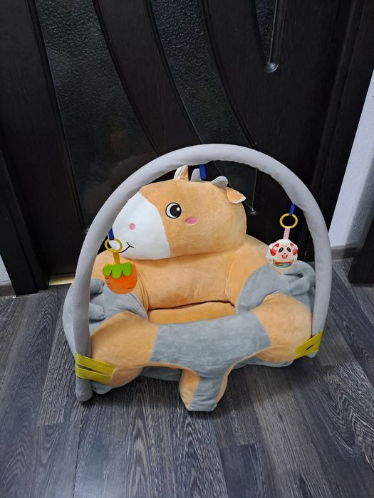 Fotoliu bebe din pluș cu arcadă și jucării -Văcuță