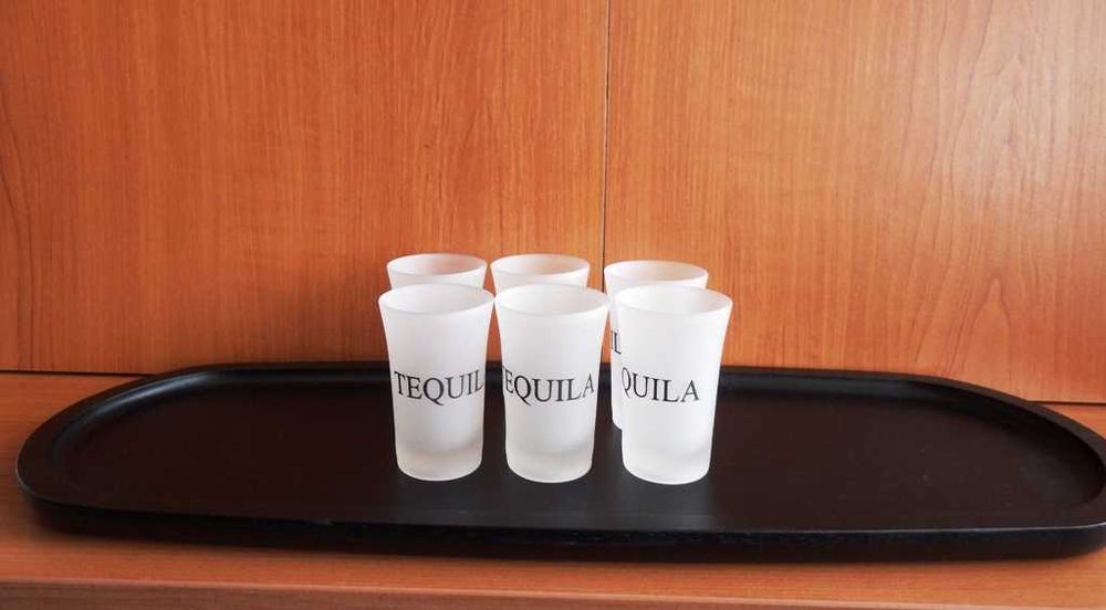 Чашки за шотове Текила – 6 броя + поднос от бамбукова дървесина