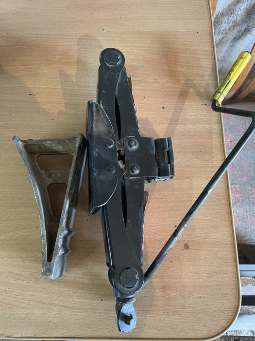 Домкрат автомобильный