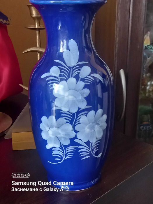 Нежни вази и плато-кобалтово синьо