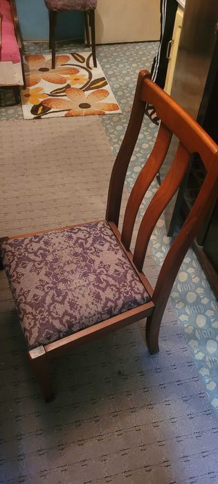 Set masa  extensibila si 4 scaune  din lemn masiv stare perfecta