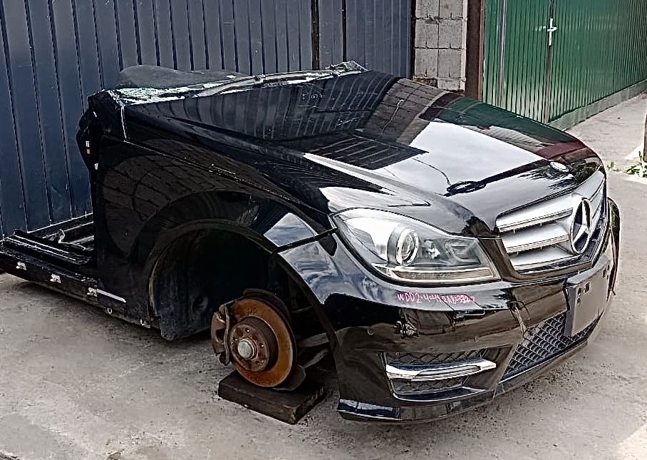 Передняя часть Мерседес W204.