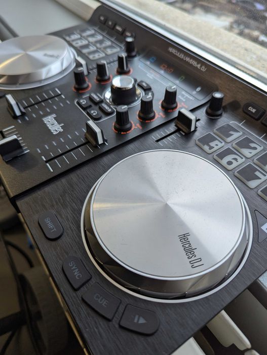 DJ контролер Hercules Universal