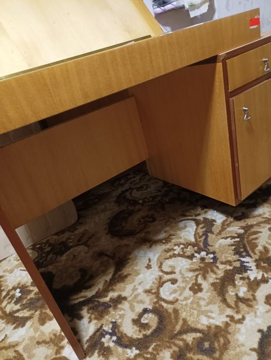 Продавам бюро от дървен материал,