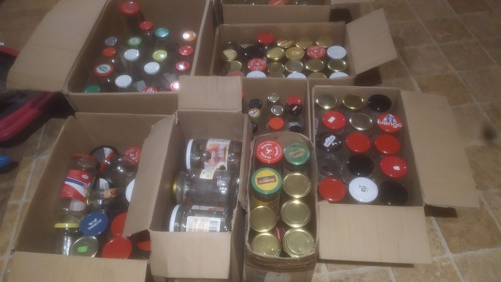 Подарявам стъклени шишета и буркани различни размери