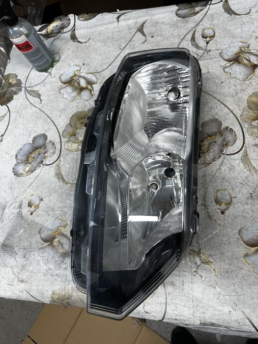 Far dreapta cu defect  skoda rapid.