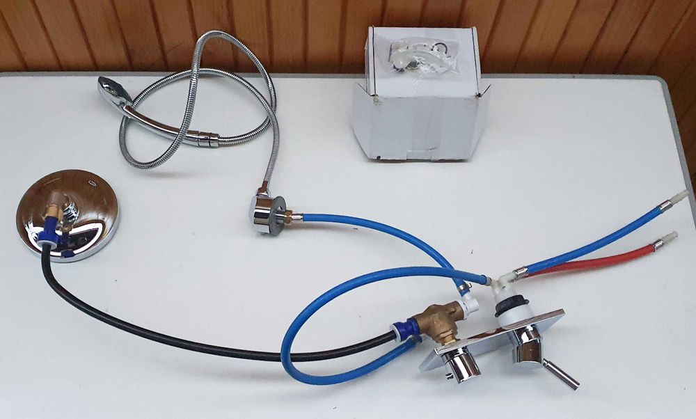 Duș  autorulota de la Reich, cu furtun si para dar si palarie mare