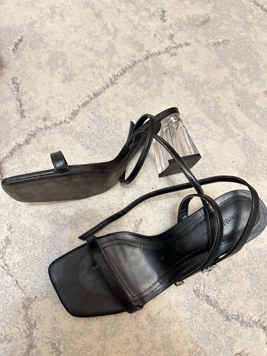 Босоножки черного цвета Bershka