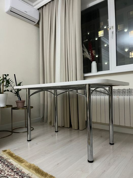 Кухонный стол и стуля