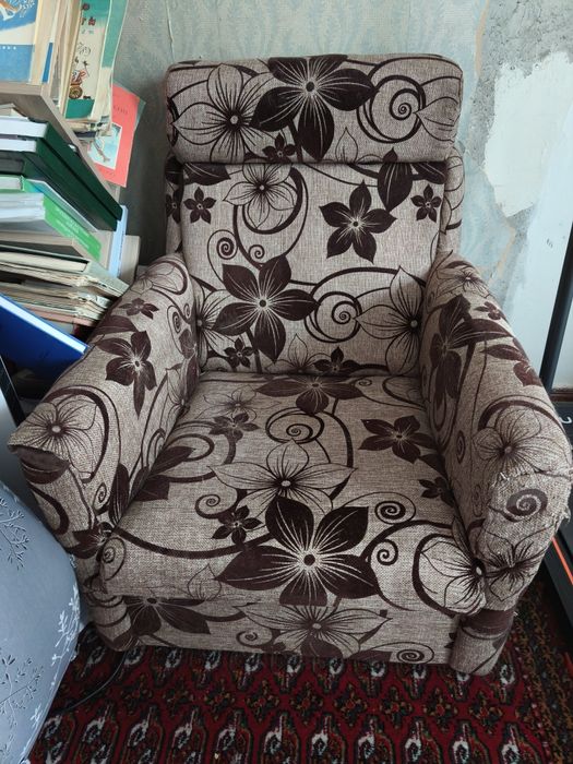 Продается раскладной диван и 2 кресла комплектом