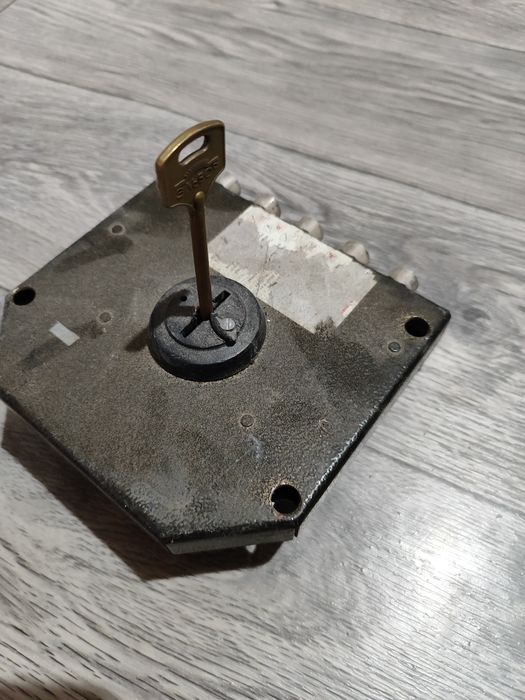 Замок для входной двери гаража