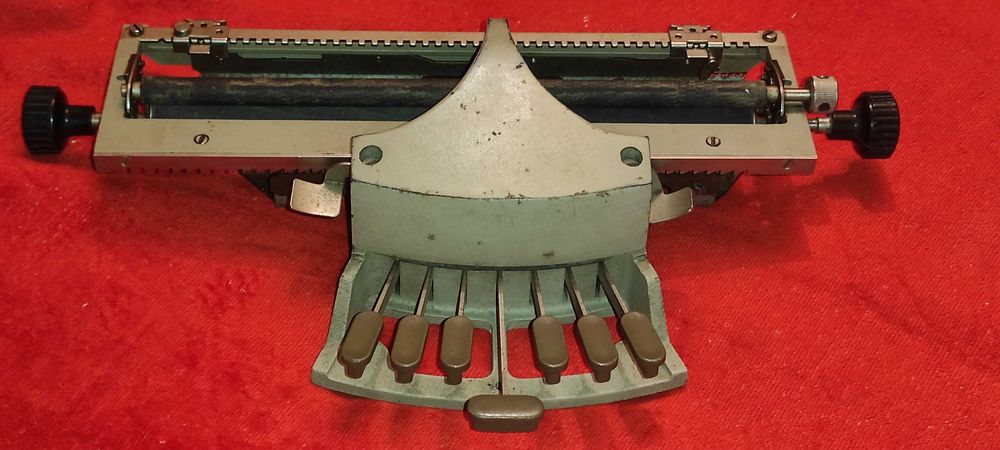vand masina de scris pt. nevazatori BRAILLE - ERIKA - pret 800 ron necesita pusa la punct