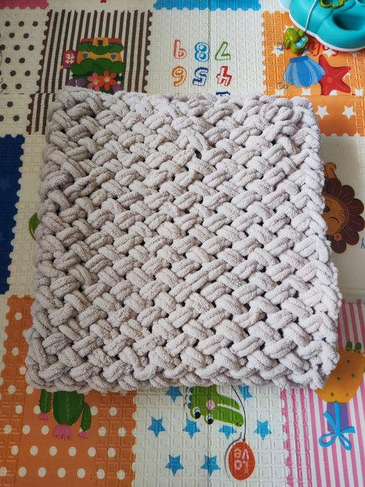 Чисто ново ръчно плетено одеалце в бежов цвят 80х85 см, много меко