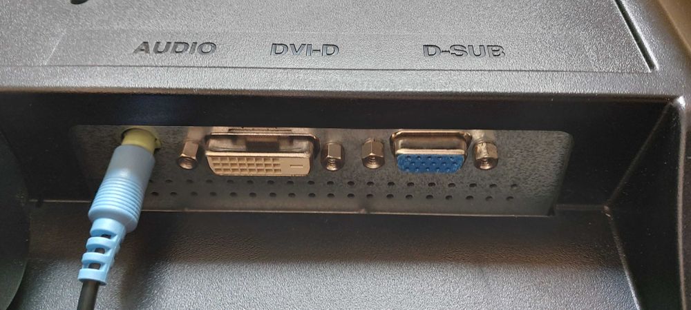 Monitor LCD Toshiba 61 cm total /22" /2 boxe / 3 cabluri /IMPECABIL!