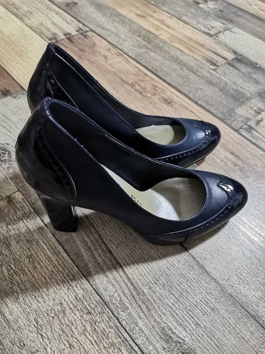 Pantofi din piele naturala.