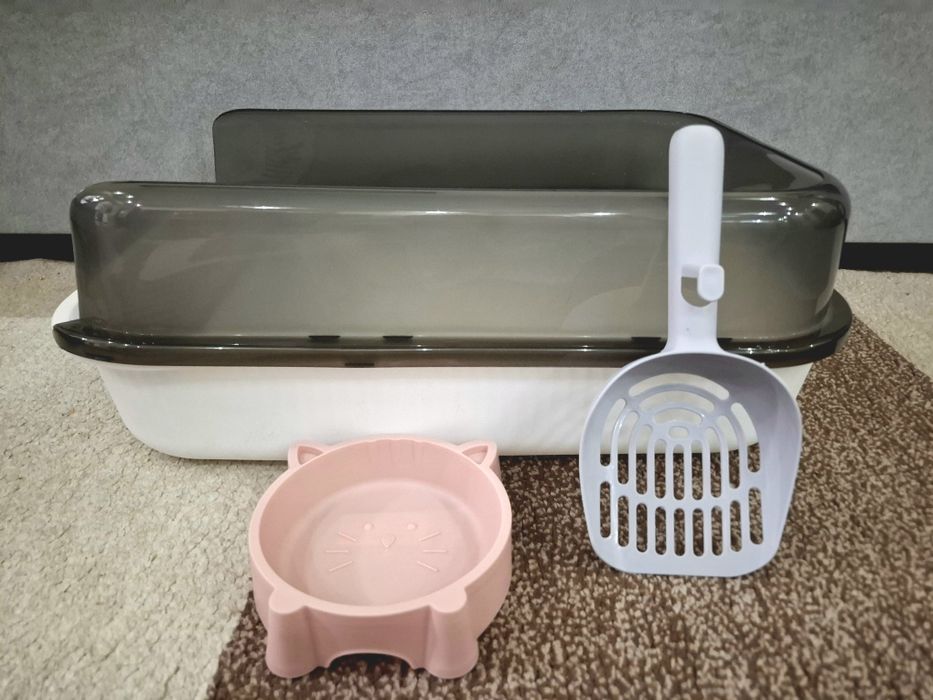 Продаётся НОВЫЙ большой лоток для кошек, с бортиками+ миска+ совочек.