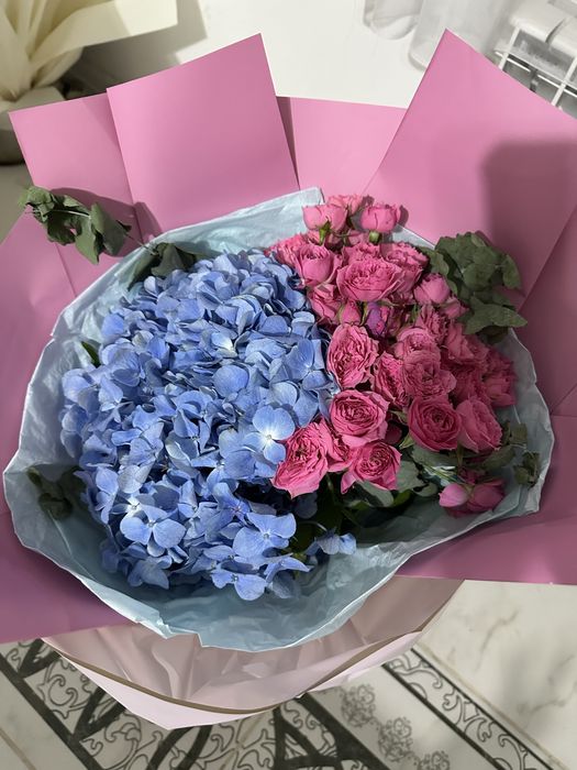 Цветы  гортензия и кустовые  розы