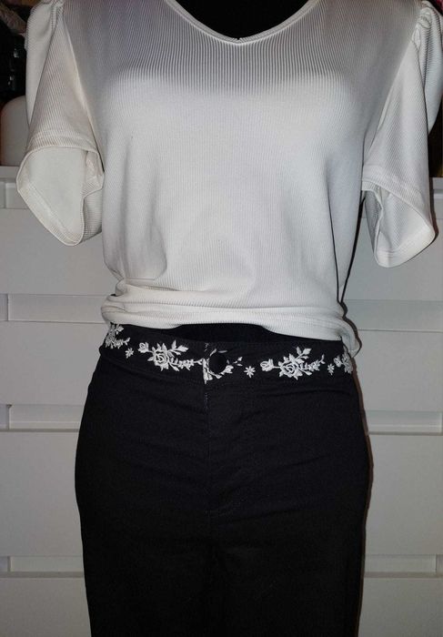 Blugi superbi Divided, cu broderie etno, dantelă