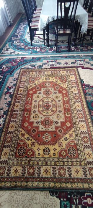 Гиламлар сотилади.