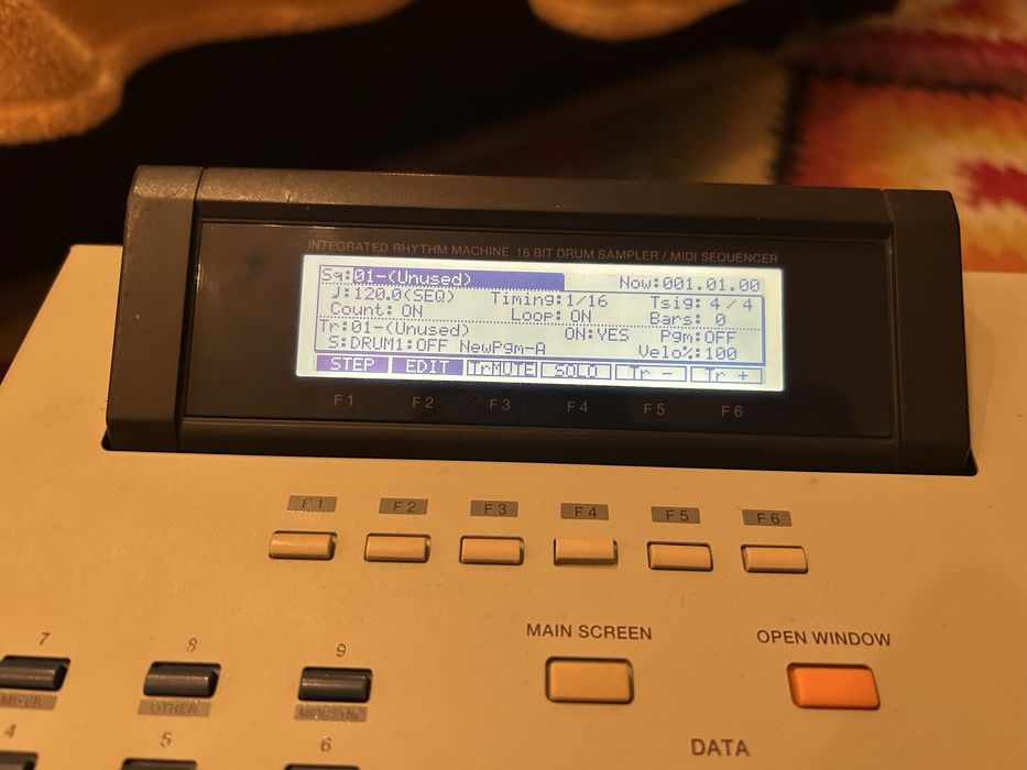 Sampler/Drum machine AKAI MPC 2000XL