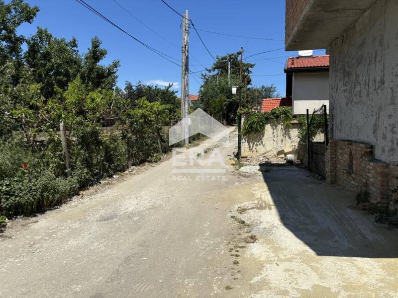 Урегулиран поземлен имот за продажба, с ток, вода, ПУП и проект за къщ