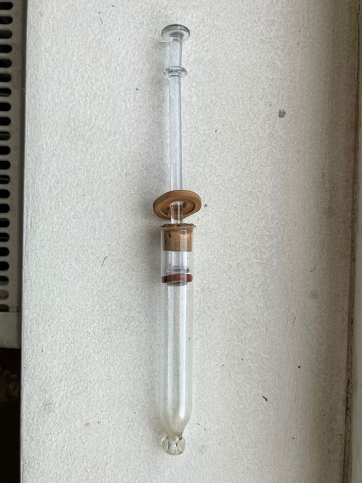 Vând seringa din sticla veche de urechi