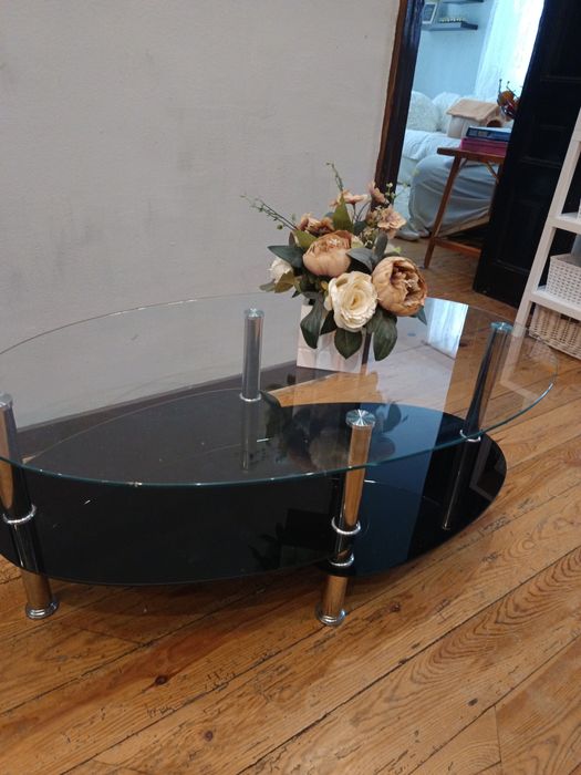 Стилна стъклена маса за 25 евро!