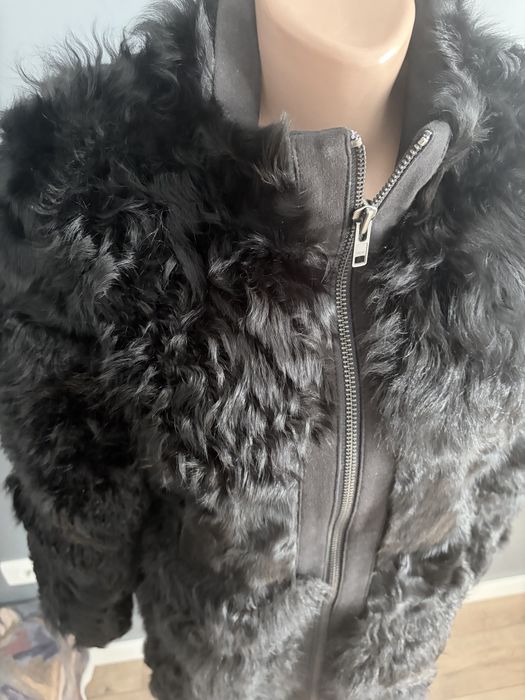 Haina blană (berbec) pentru femei. Culoarea neagra, marimea38(M).