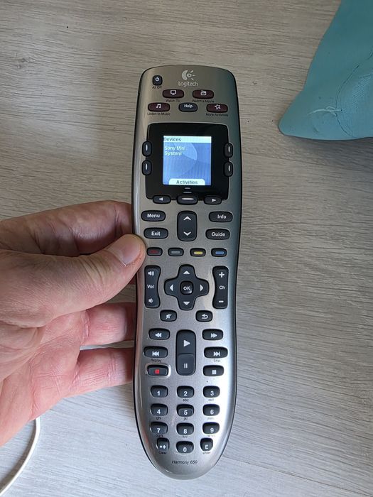Telecomanda universala Logitech Harmony 600 si Logitech Harmony 650