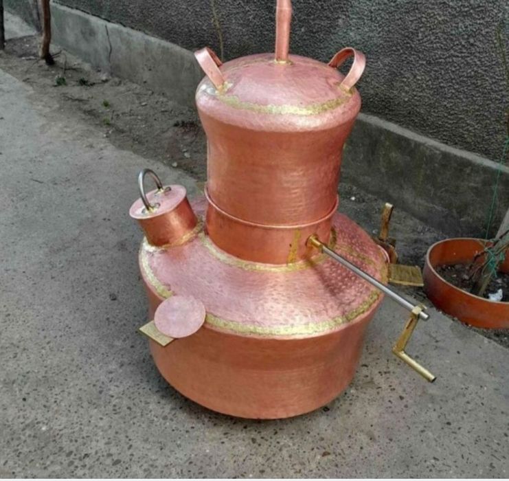 Vand cazane de facut tuica din cupru alimentar avem pe stoc de 80 de litri 
- 100 de litri 
- 120 de litri 
- 140 de litri 
- 160 de litri 
Se pot fa
