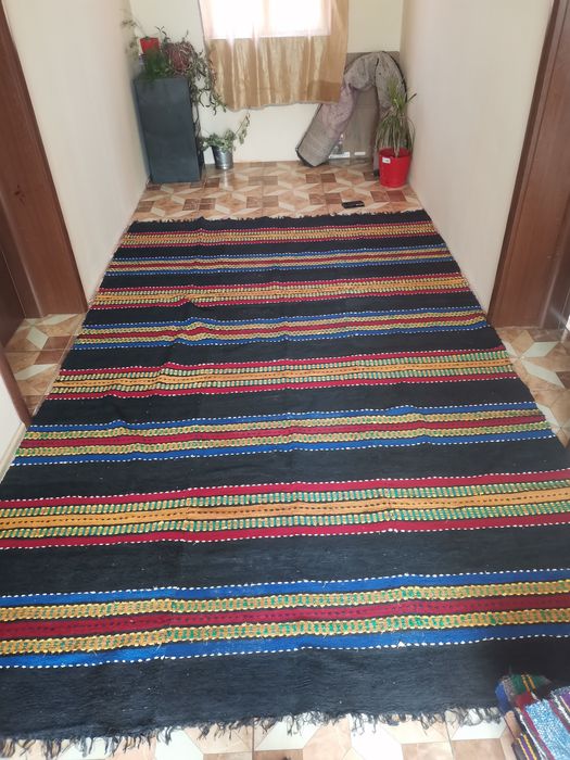 Тъкани ръчни старовремени килими.