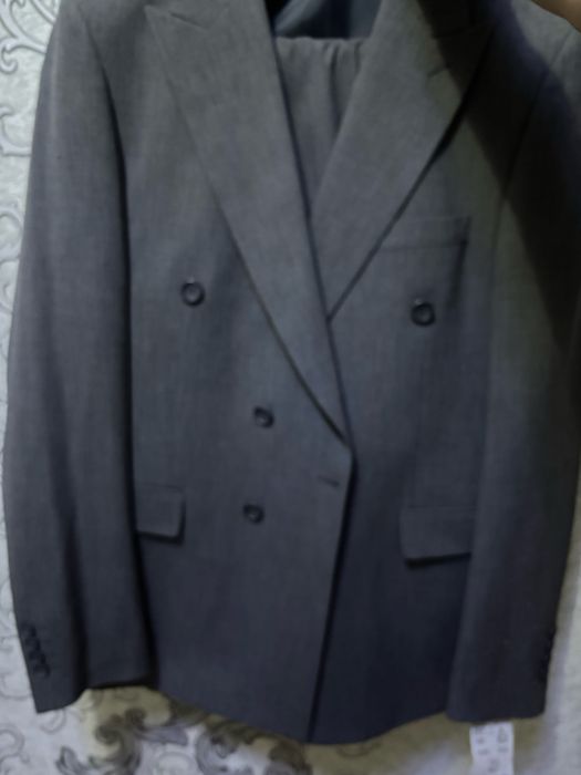 Класический серый костюм